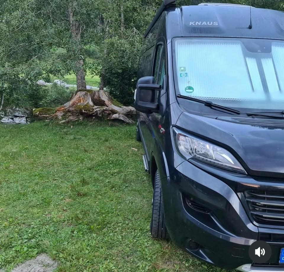 Knaus Kastenwagen auf dem Stellplatz im Grünen