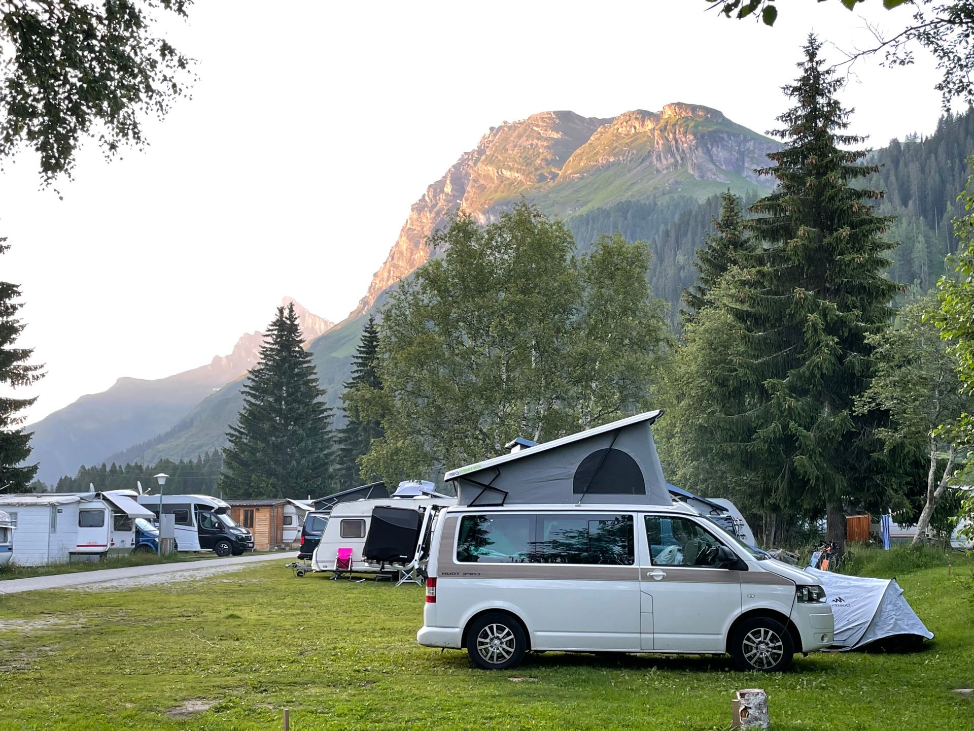 Camper auf einem Schweizer Campingplatz